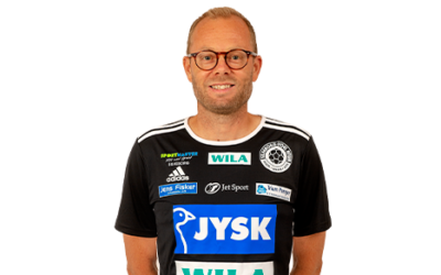 Tanker omkring 2. halvleg med assistenttræner Ole Jensen